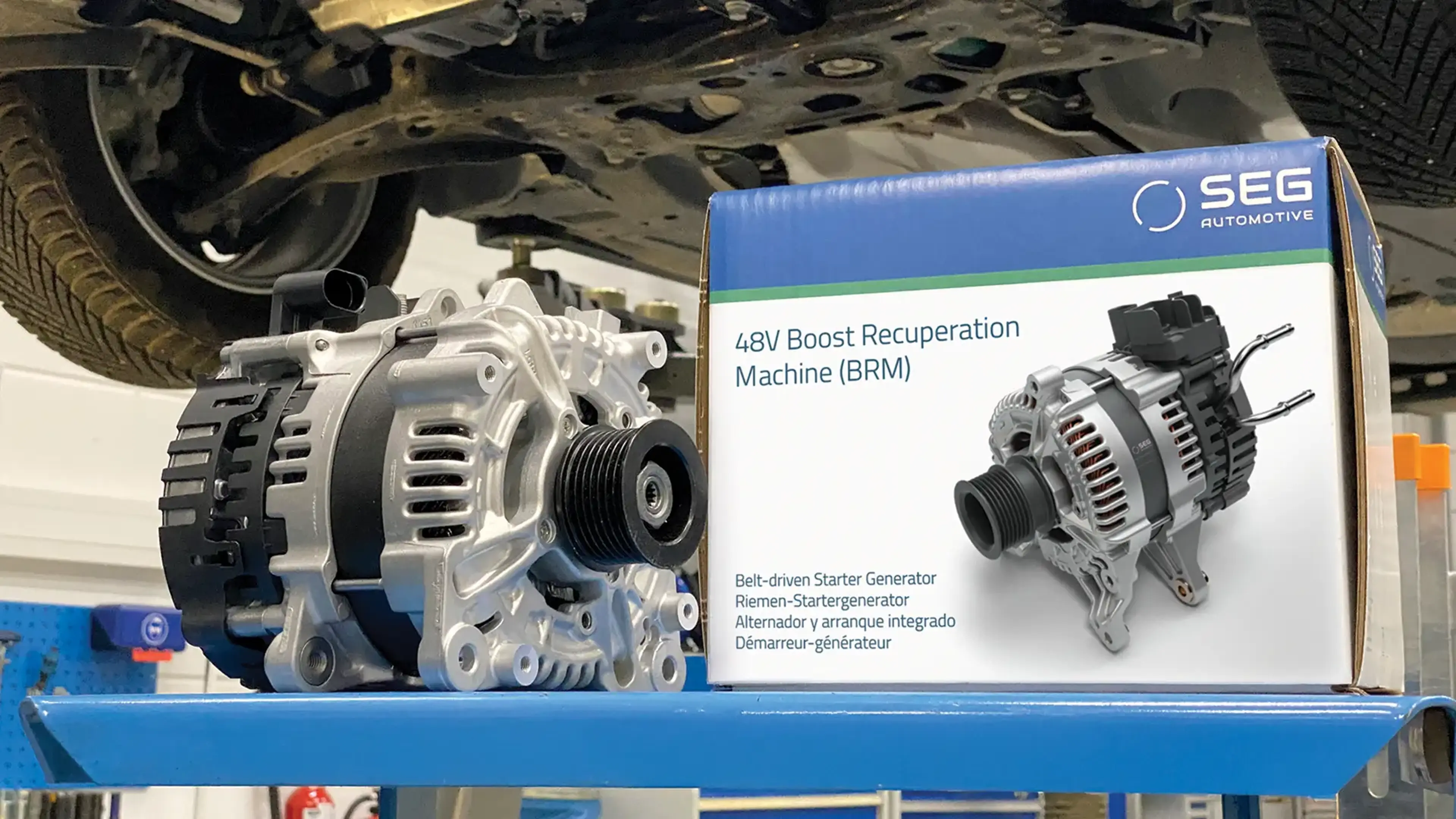 Boost Recuperation Machine (BRM) neben Verpackung auf Hebebühne in Werkstatt
