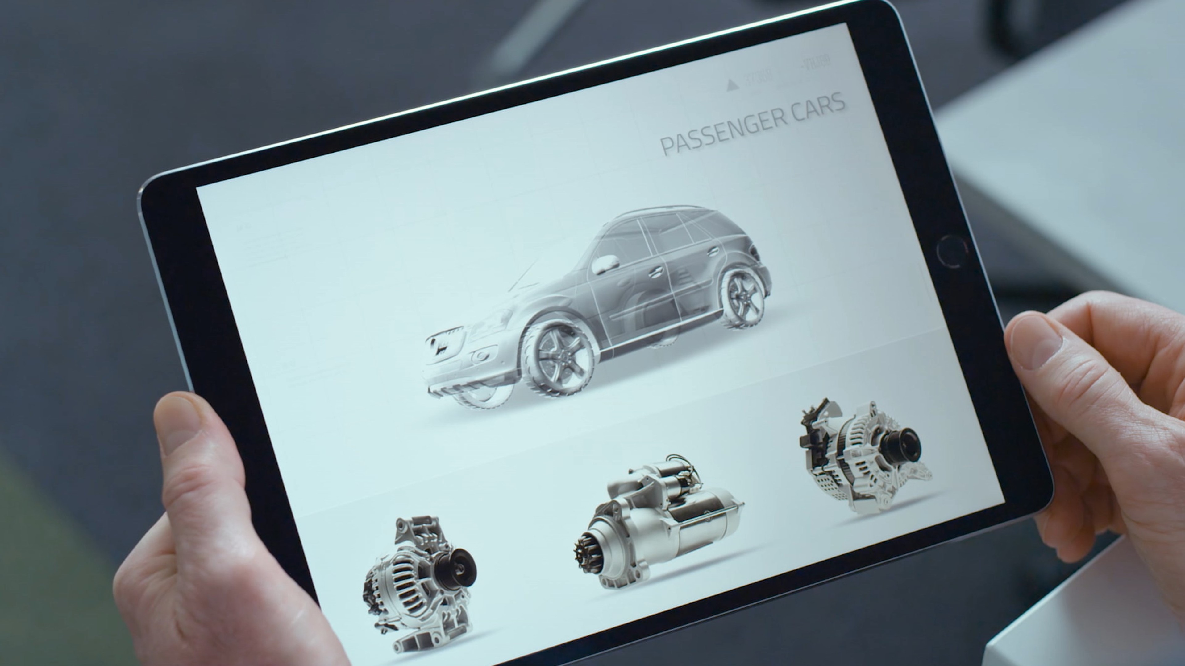 平板电脑展示发电机、起动机和48伏能量回收加速辅助系统电机