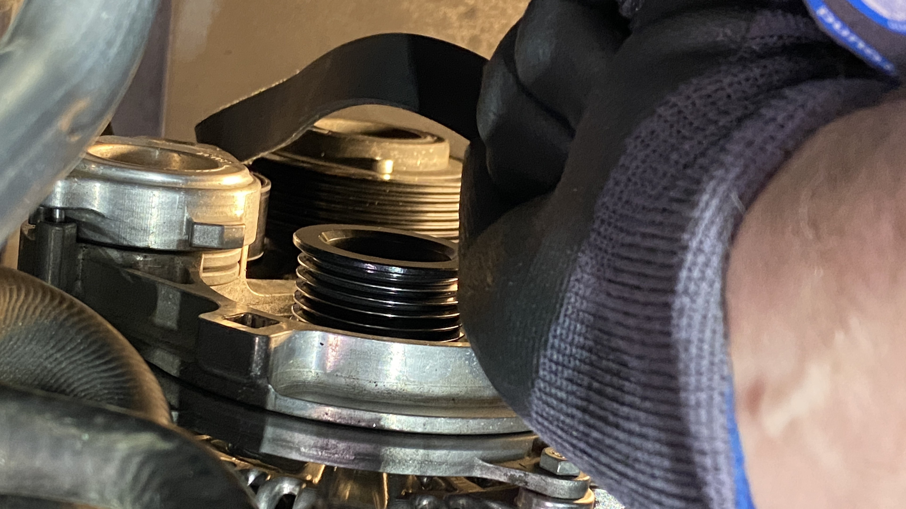 Lösen eines Riemens im Fahrzeugmotorraum