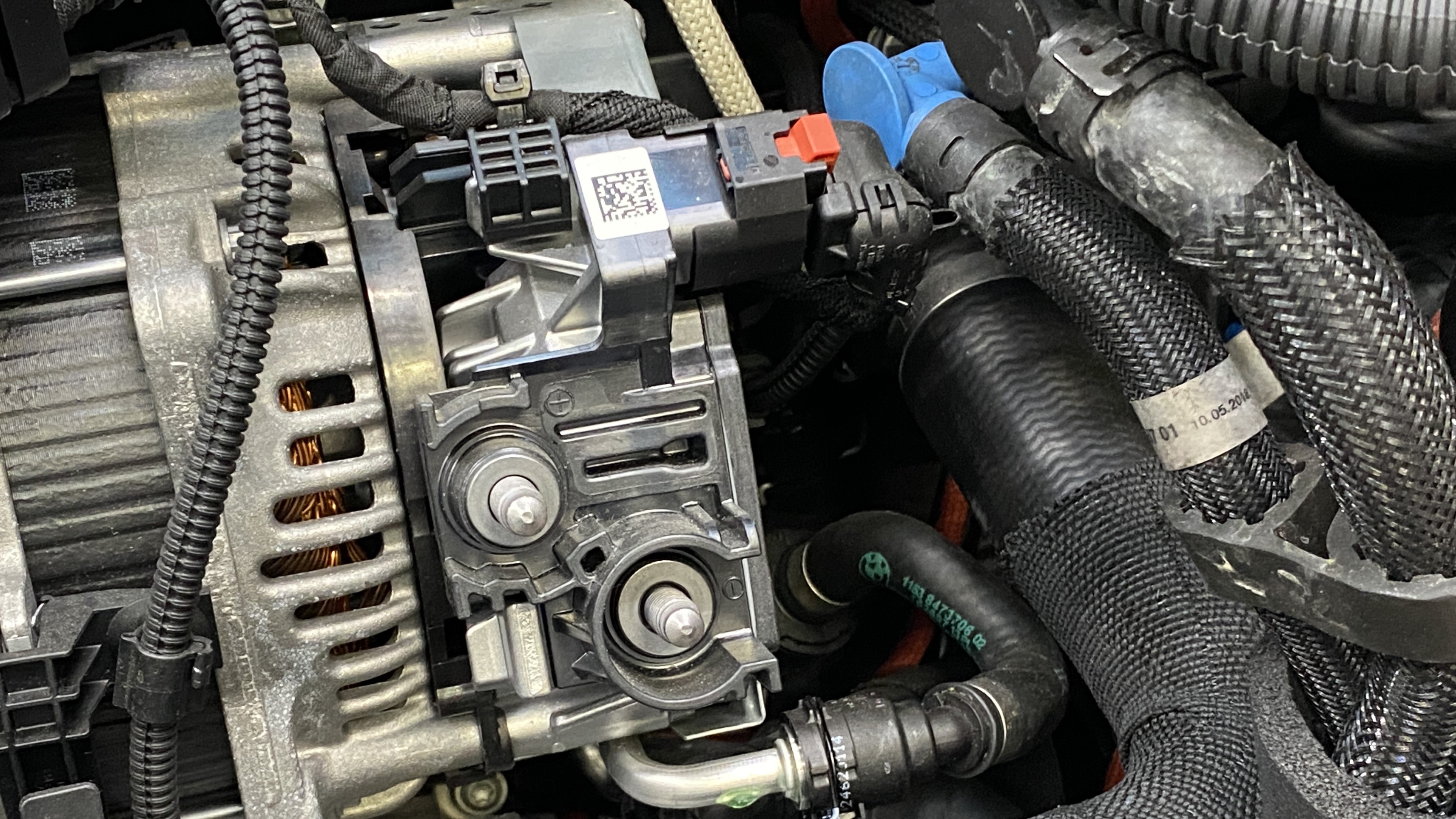 BRM im Motorraum mit allen Anschlüssen.