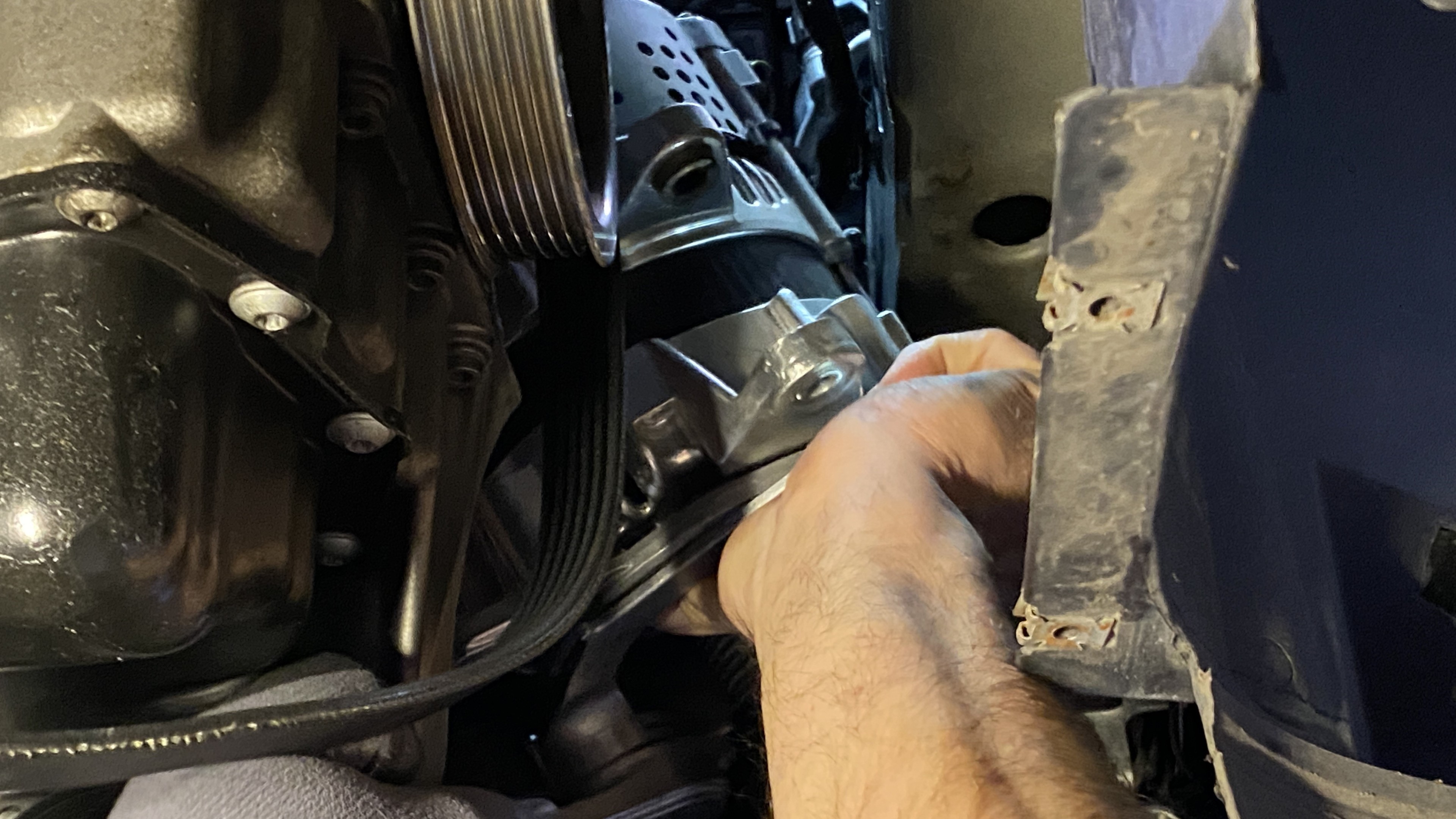 Entfernen einer Boost Recuperation Machine aus dem Motorraum