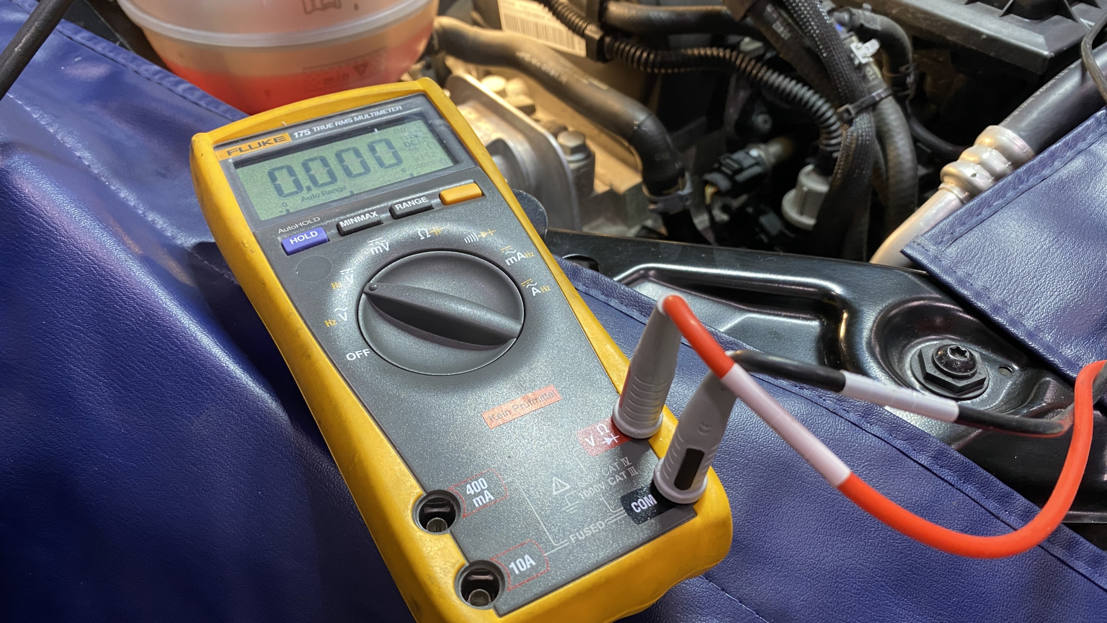 Voltmeter an offener Motorhaube
