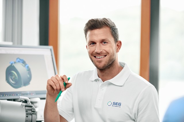 工程师进行CAD设计