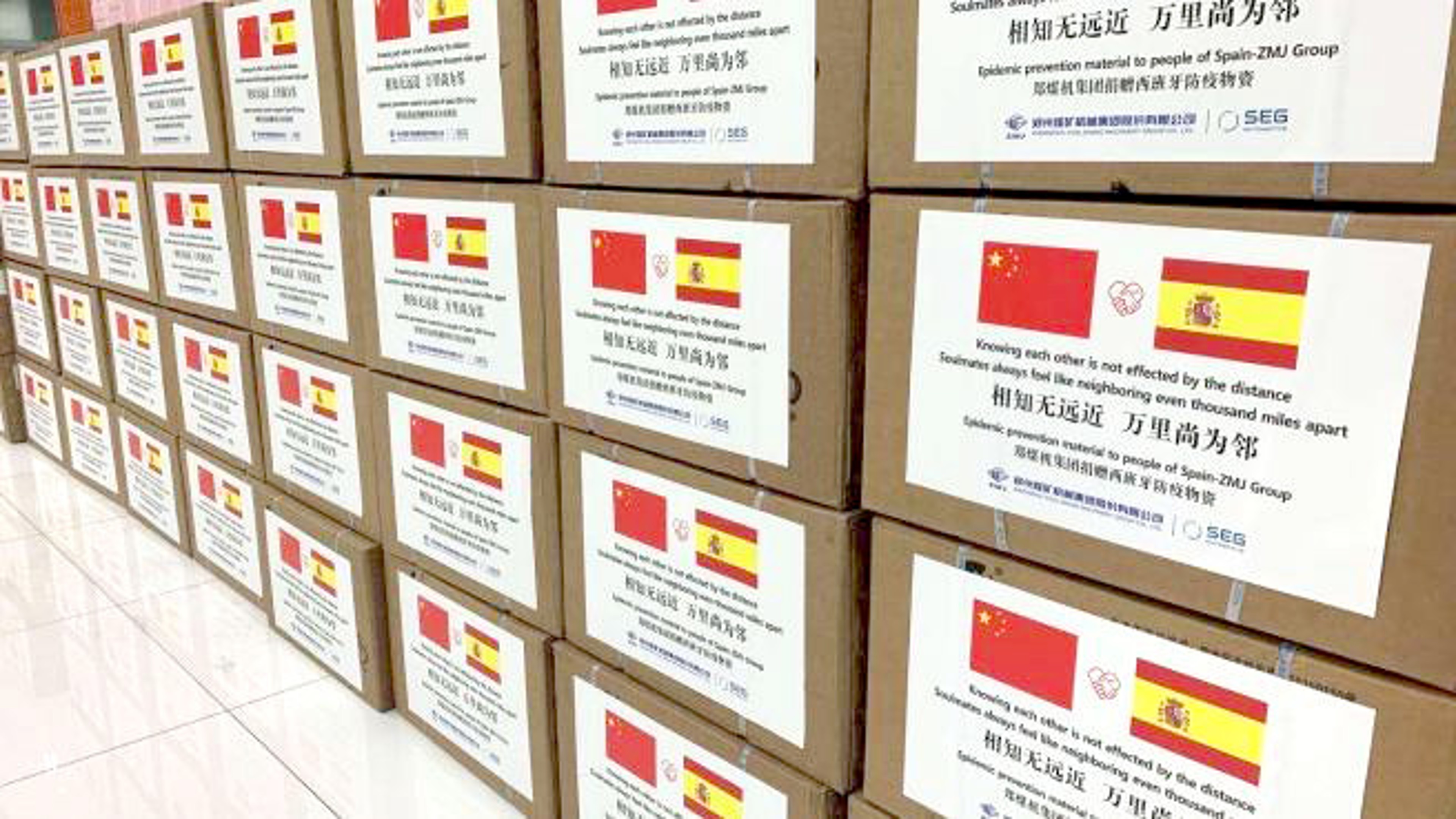 Kisten mit klinischen Gesichtsmasken aus China zur Unterstützung der spanischen Bevölkerung