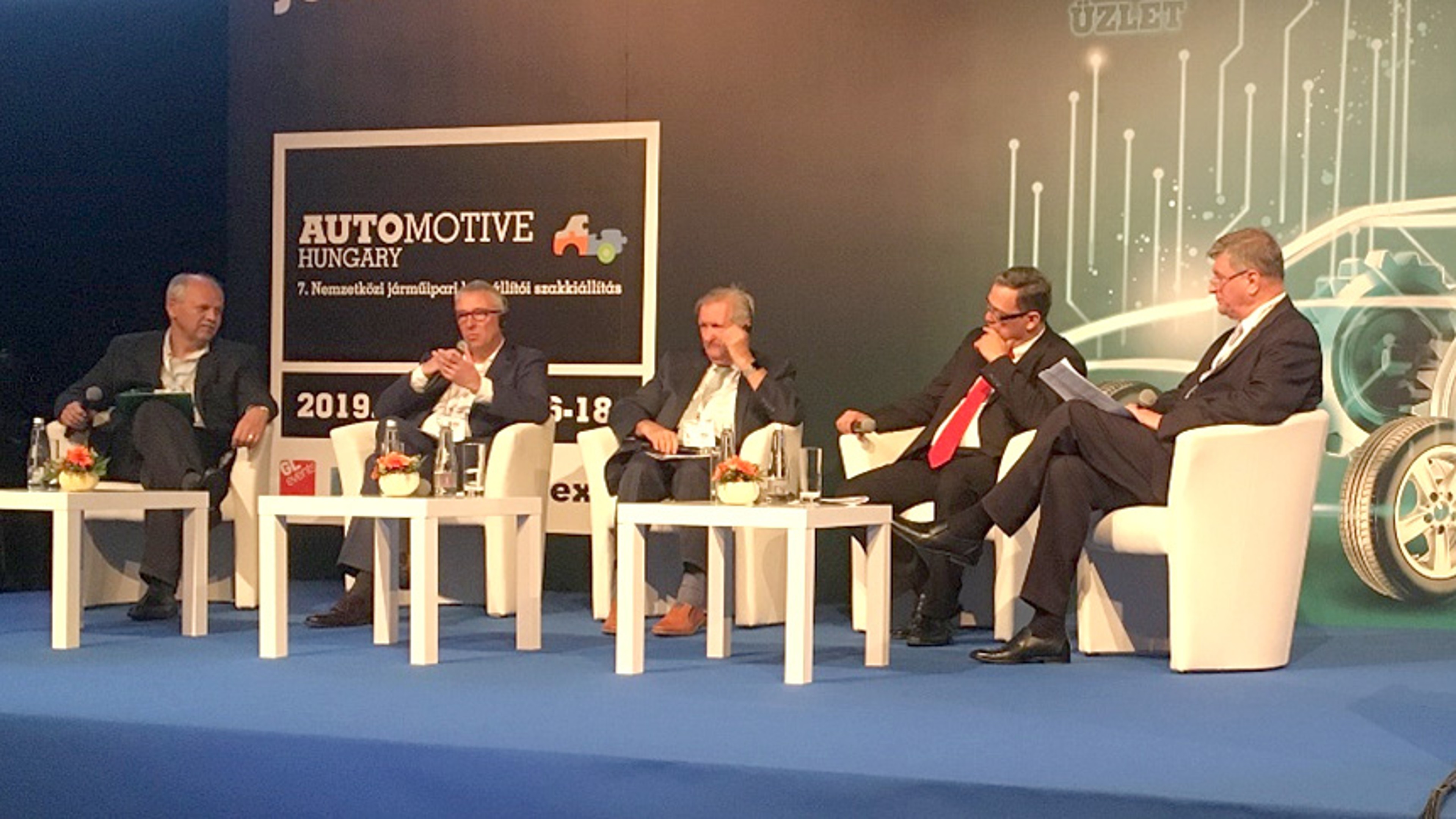 索恩格汽车的Uwe Mang先生， 作为特邀嘉宾在匈牙利汽车博览会的小组讨论会上发表讲话